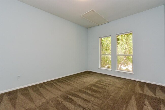 Building Photo - 1231 Creekford Cir