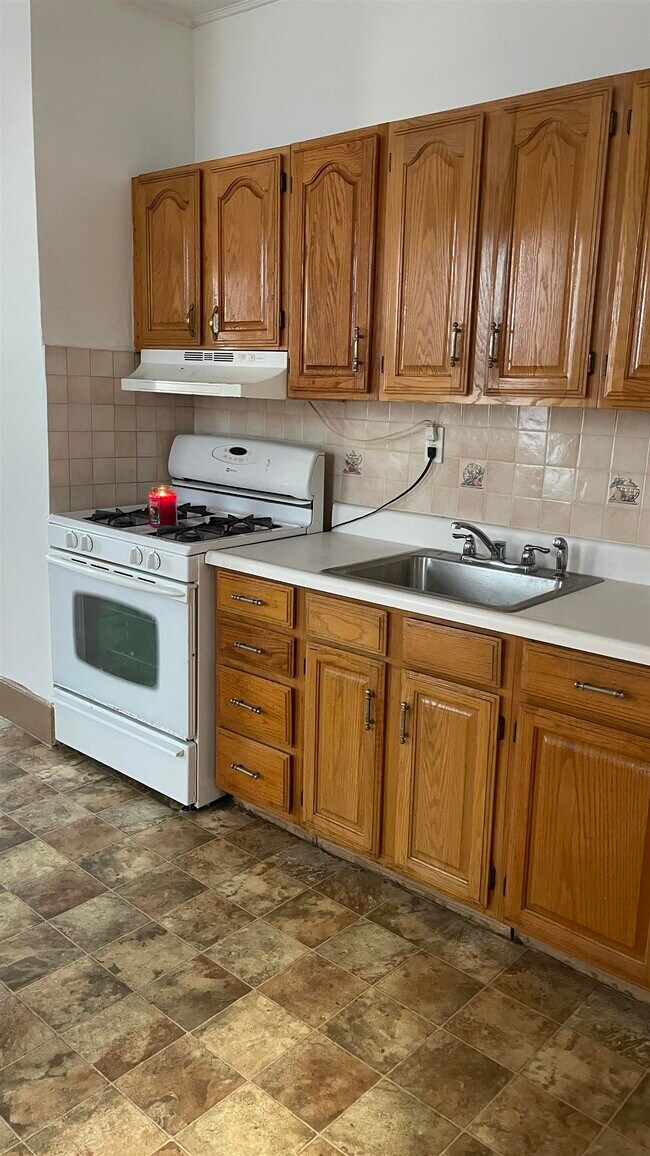 Building Photo - 135 W 24TH St