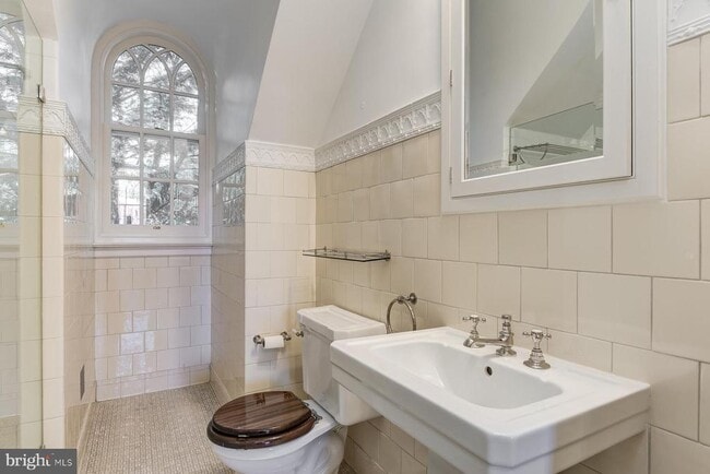 Building Photo - 2425 California St NW