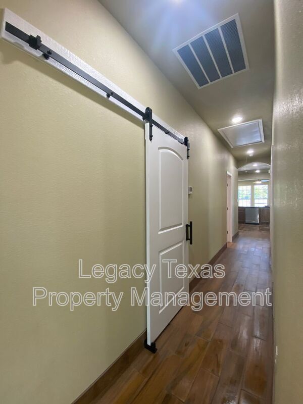 Building Photo - 105 Sabine Ave