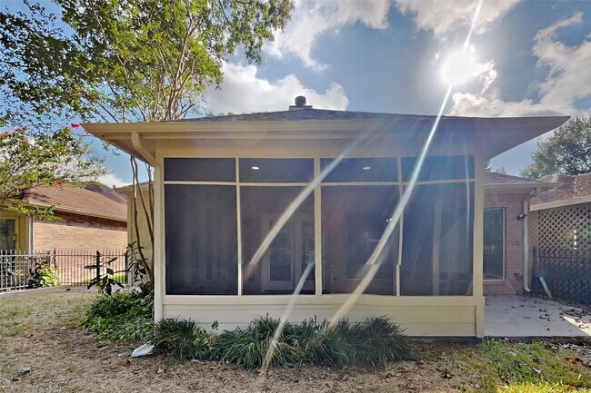 Building Photo - 20123 Sunny Shores Dr