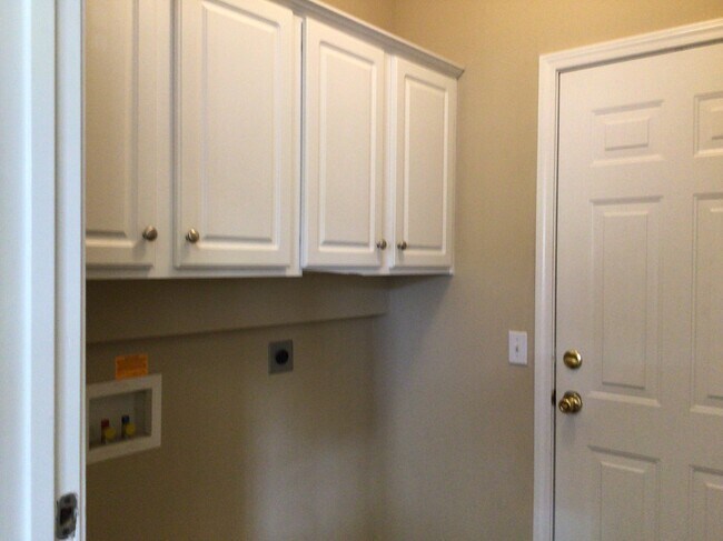 Building Photo - 303 Stallion Rd