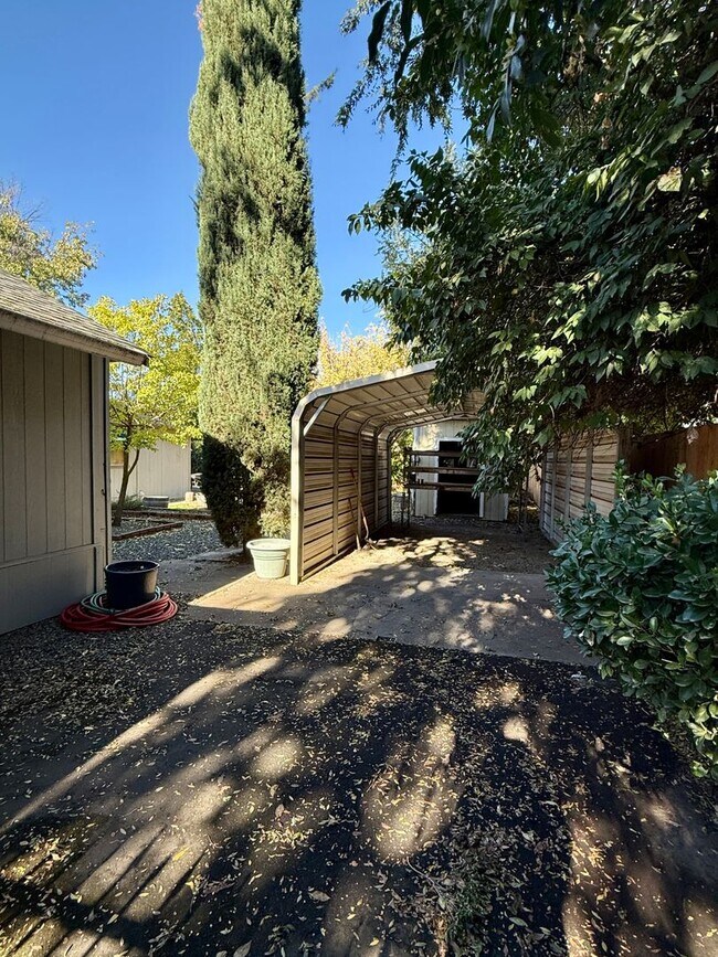 Building Photo - 3 Bedroom 1 Bath House!