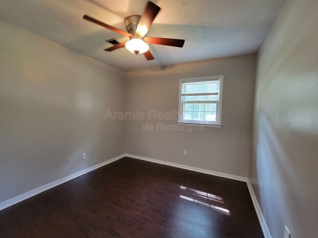 Building Photo - 2506 Windmere Dr NW