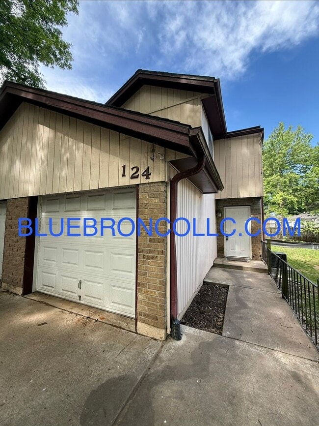 Building Photo - Spacious 3 bedroom unit with NEW Flooring and fresh paint