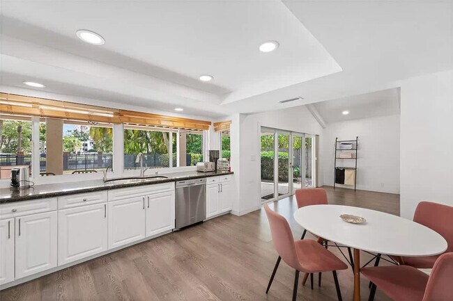 Building Photo - 413 Holiday Dr