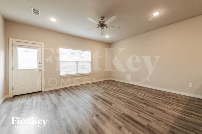 Building Photo - 605 Ava Trl