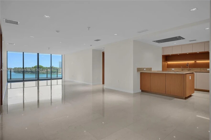 Primary Photo - 1135 Bay Dr