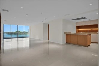 Building Photo - 1135 Bay Dr