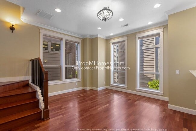 Building Photo - Luxury Two Bedroom Townhouse in NE!