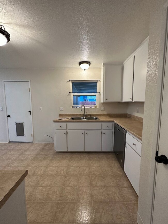 Building Photo - Cute well maintained home, convenient Anderson location