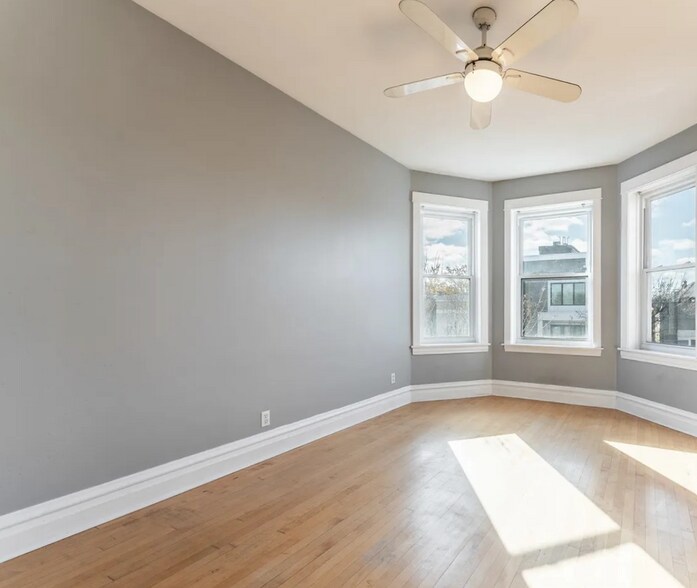 Building Photo - 2042 W Armitage Ave