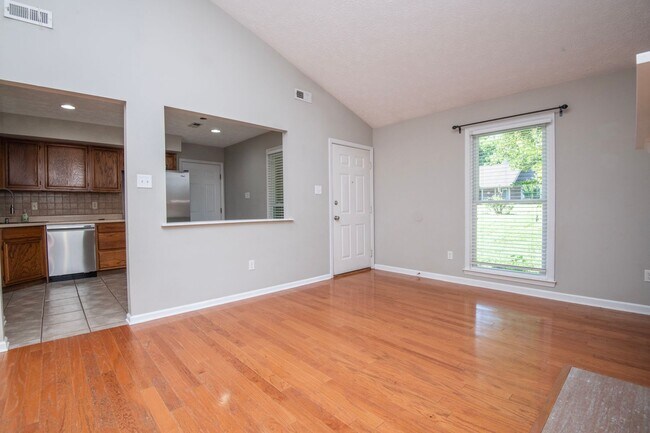 Building Photo - Knoxville 37922 - 3 bedroom, 2 bath with fenced-in yard - Call Susan Niedergeses (865) 300-4722