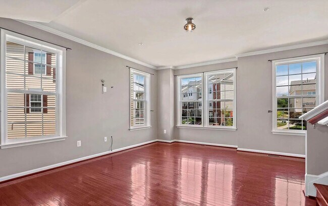 Building Photo - 3 Level END UNIT townhouse in Market Squar...