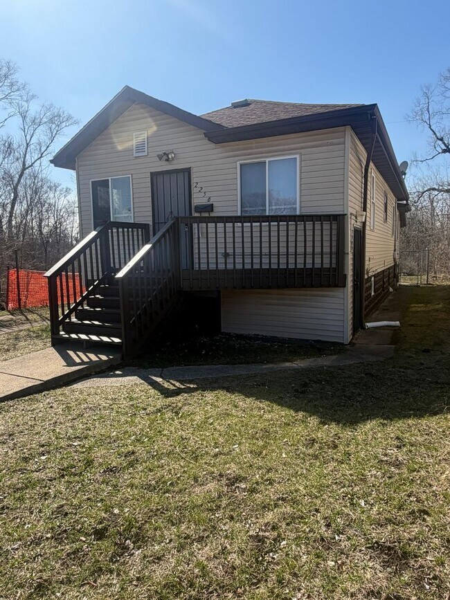 Building Photo - For rent - Spacious 3 Bed / 2 Bath Home