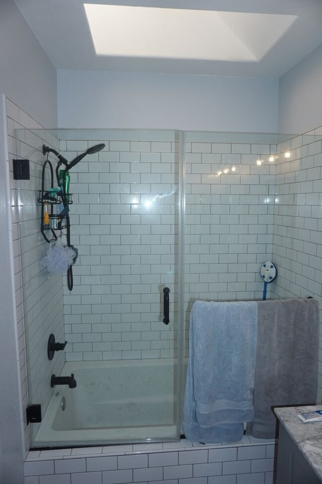 Building Photo - Stunning 2 Bed 2 Bath Tustin Condo with So...