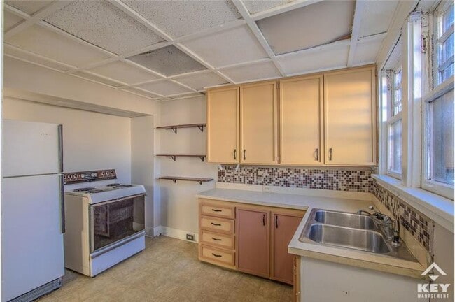 Building Photo - 1608 W Pine St