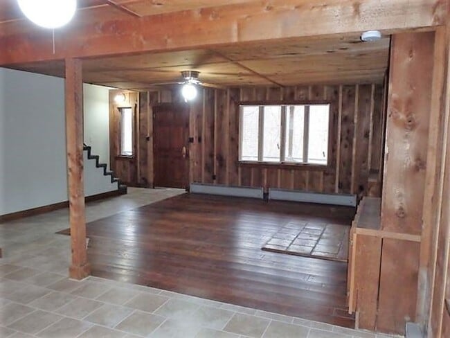 Building Photo - Unique 3 Bed 2 Bath Cabin In The Heart of Columbia!