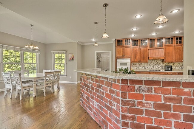 Building Photo - 9 Wayland Ct