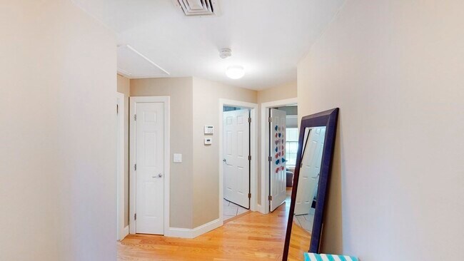 Building Photo - 86 Cowing St