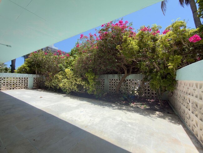 Building Photo - 1800 Collins Ave