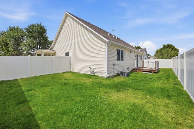 Building Photo - 2704 Stratford Ln