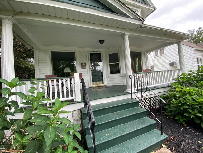 Building Photo - 1520 Maple Rd