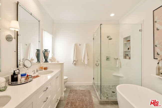 Building Photo - 144 S Orange Dr