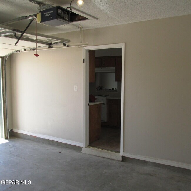 Building Photo - 2933 Wedgewood Dr