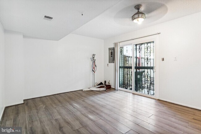 Building Photo - Amazing Opportunity to Rent this beautiful...
