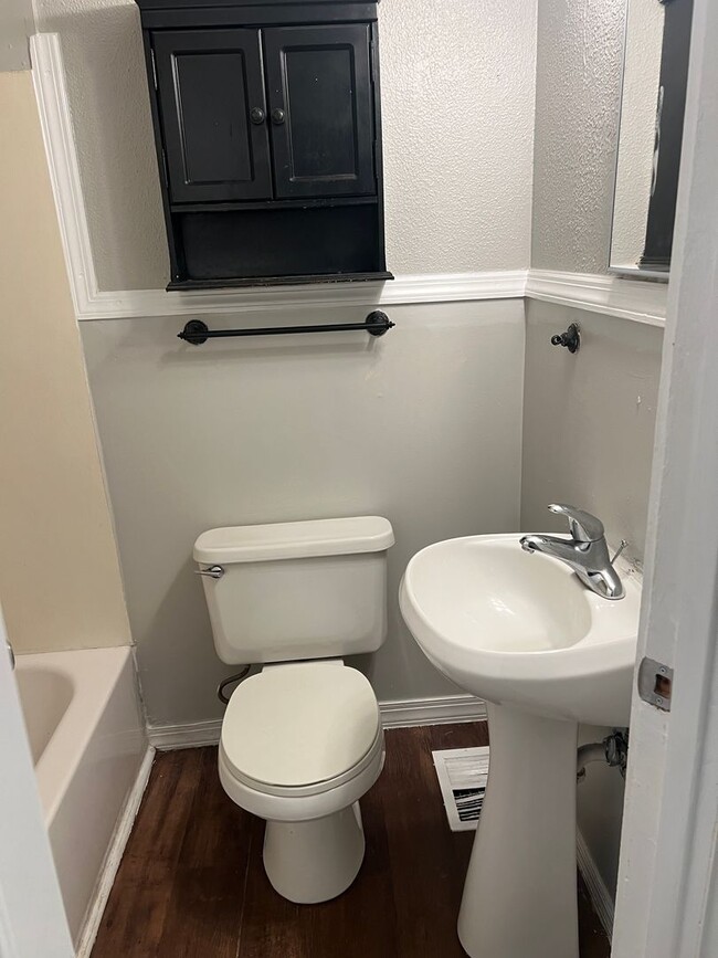 Building Photo - Old World Charm Lancaster City 4 bedroom 1...