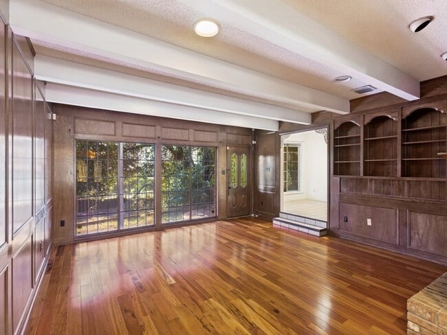 Building Photo - 412 Oakmont Ln N