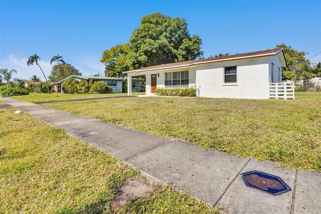 Building Photo - 3431 NW 5th Pl
