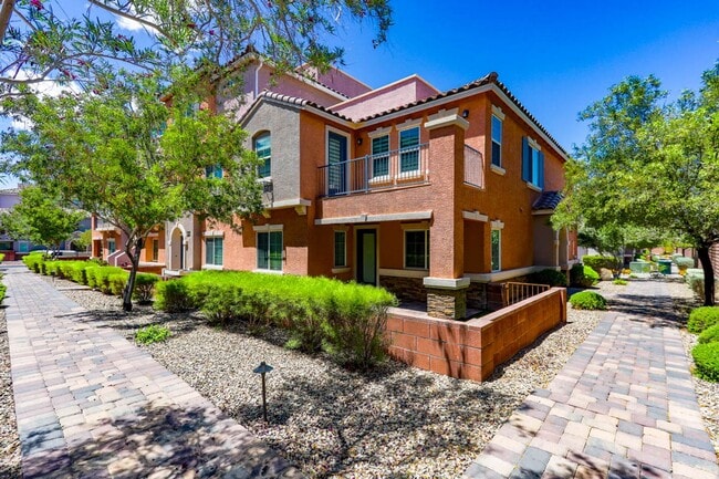 Building Photo - Beautiful 3 Bedroom Townhome With Stunning Mountain Views