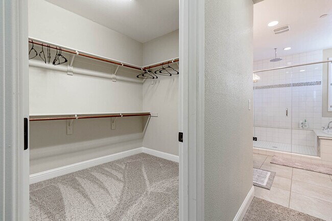 Building Photo - 582 Pasture Ave