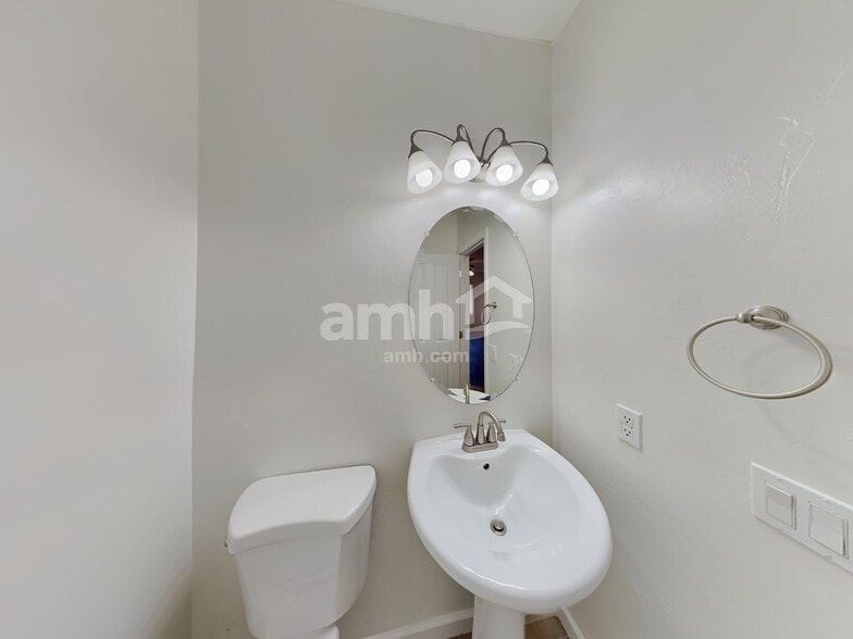 Building Photo - 784 N Highlands Grove Ln