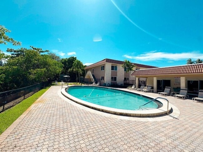 Building Photo - 12 NE 19th Ct