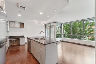 Building Photo - 1 bedroom in Seattle WA 98121