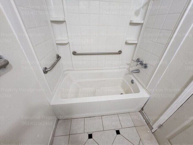 Building Photo - 3 bedroom/ 2 bathroom home