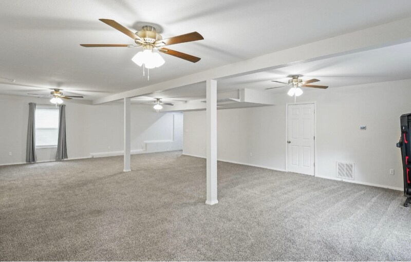 Building Photo - 330 Eagle Dr