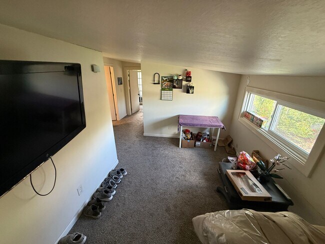Building Photo - 7 bedroom 3.5 bath Game Room