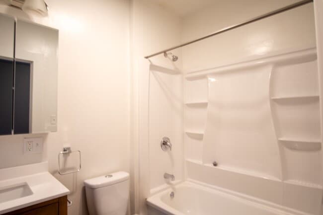 Building Photo - John's Landing: Updated Garden Level 1-Bed-Close to OHSU!
