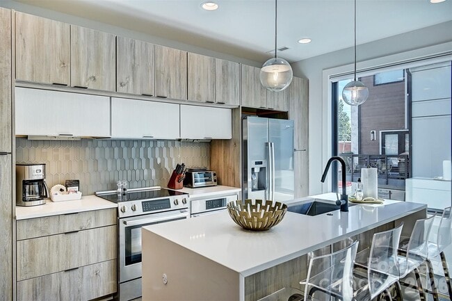 Building Photo - 1208 Minter Pl