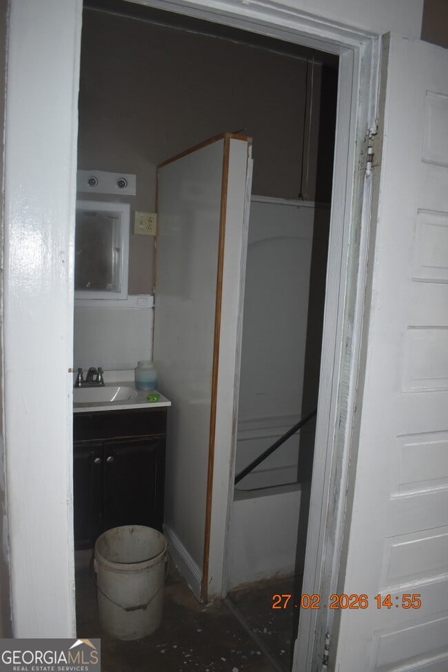 Building Photo - 4048 Kemper Ave