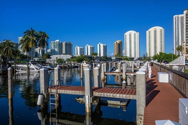 Building Photo - 400 Kings Point Dr