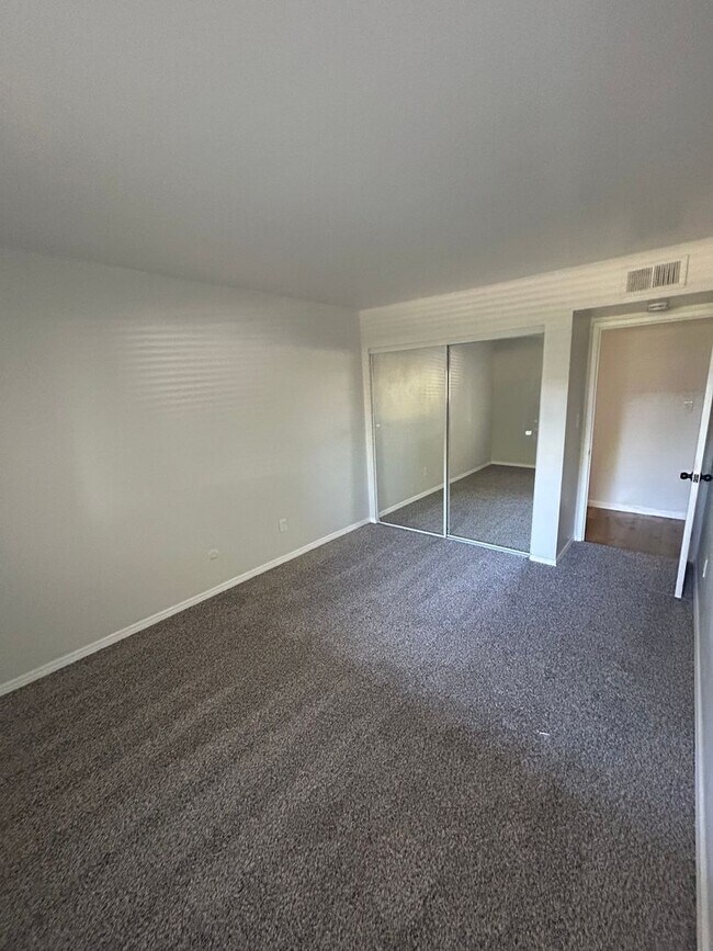 Building Photo - Spacious and lovely 2 bedroom 2 bath Condo...