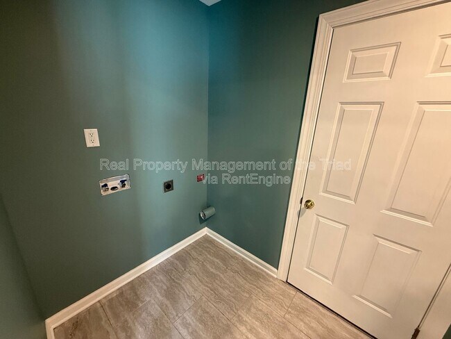 Building Photo - 600 Tipperary Dr