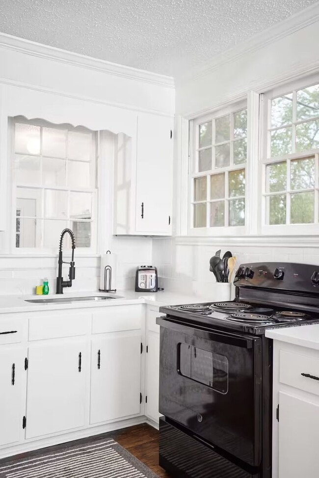 Building Photo - Historic Cottage Near Memorial Hospital & Savannah State – Unfurnished Long-Term Rental