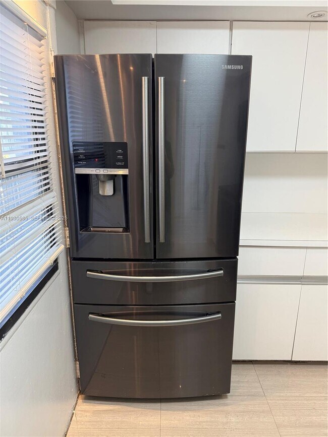 Building Photo - 3475 N Country Club Dr