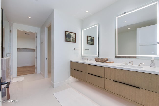 Building Photo - 5000 N Camelback Rdg Dr